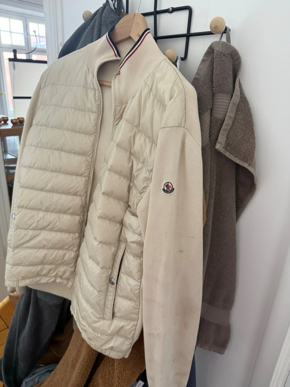 Beige pufferjacka från Moncler - 1