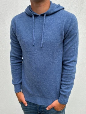 Kashmir/Merino hoodie - Blå Kashmir/Merino hoodie | Storlek XS |Modellen är 177cm lång, passar lite kortare | Endast använd 1 gång, därför toppskick | Hör av dig vid frågor🌟