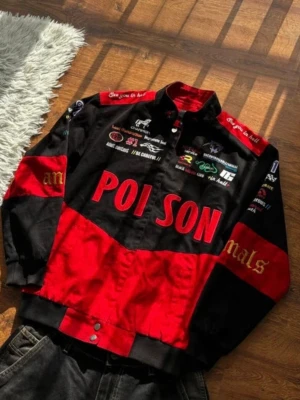 Svart och röd racinginspirerad jacka - Cool vindjacka i svart och rött med stora broderade texter som 'POISON' och 'animals'. Jackan har racinginspirerade detaljer, broderade loggor och patchar på bröst, ärmar och krage. Hög krage, tryckknappar och muddar. Perfekt för dig som gillar streetwear och statement-plagg.