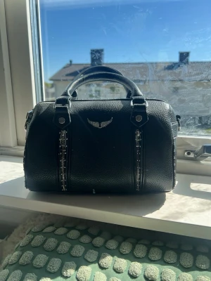 Svart Zadig och Voltaire väska  - Snygg svart Zadig och Voltaire väska, den är inte en riktig men ser typ exakt ut som en, använd typ två gånger💓 man får med ett band💓 perfekt nu till sommaren💓köpt på Öland 