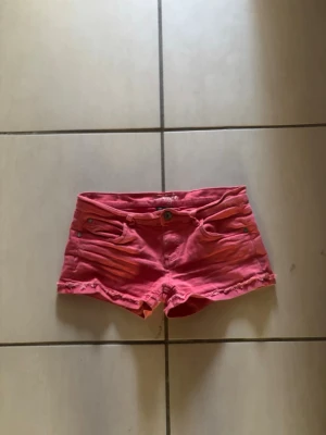 Lågmidjade coral shorts - Ett par snygga lågmidjade coral shorts! Storlek XS/S
