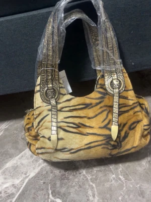Väska - Det är en tiger mönstrad väska som är i bra skick 