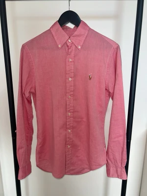 Ralph Lauren skjorta - Klassisk rosa skjorta från Ralph Lauren i storlek S, skjortan är i mycket bra skicka, nypris ligger på cirka 1 800 kr 