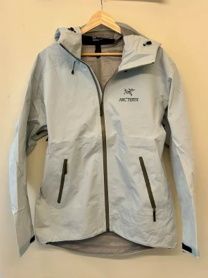 Arc'teryx vindjacka - Mycket bra skick. Inga hål, skador eller andra defekter. Storlek M. Regn- och vindtålig. Kan tänkas gå ner i pris vid snabb och smidig affär.