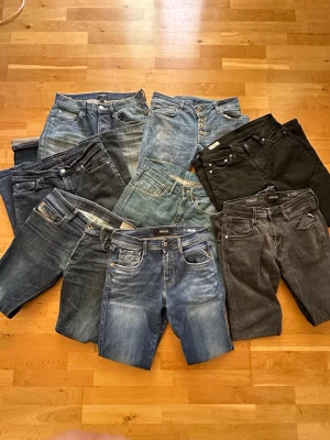 Reselling starter pack - Säljer nu dessa jeans i ett paket, perfekt för dig som vill ge dig in på reselling. Det är 8 par och är nudies, replays, diseal, Levi’s och annat. Jeansen säljs för 1600 alltså 200kr styck.  Det billiga priset är till så att du ska kunna ha lite marginal när du säljer de dyrare. Mer information om jeansen finns i de andra annonserna!