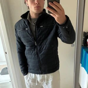 Mörkblå höst/vår jacka! - Mörkblå vår/höst jacka. Nyskick och mycket bra passform!