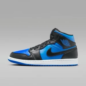 Air Jordan 1 Mid svart/blå sneakers - HELT NYA i orginalförpackning. Snygga Air Jordan 1 Mid sneakers från Nike i svart och blått läder med klassisk Swoosh på sidan och ikonisk Air Jordan-logga vid ankeln. Skorna har vit mellansula och blå yttersula, samt svarta skosnören och perforerad tå för extra komfort. Nypris 1600.