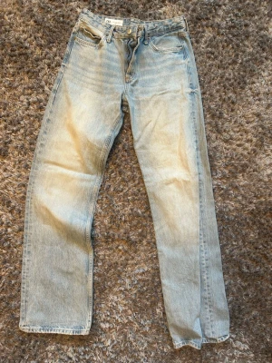 Ljusblå jeans - Supersnygga wideleg Zara jeans, de är mid waist men om man använder dem som en storlek större kan man bära de som lowaist!