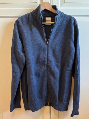 Blå ziptröja - Mörkblå stickad ziptröja från Dobber. Nyskick och Stl är M. Hör av dig vid frågor! 