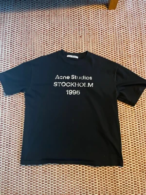 Svart Acne Studios T-shirt - Säljer denna feta T-shirt  🤩 Tröjan är storlek S men sitter som M. Ingår även medfööjande påse och lapp (OBS, lappen sitter inte på). Tveka inte på att höra av dig  vid frågor eller funderingar 🙌