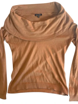 Off-shoulder tröja från Massimo Dutti - Långärmad stickad kamelbrun off-shoulder Massimo Dutti tröja 🤎smått urtvättad 🤎litet hål vid ryggringningen bak, syns ej när den är på 🤎Jag brukar ha strl XS-S i toppar för referens! 