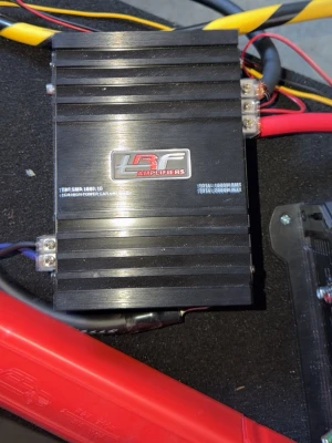 LBF och Nakamichi bilförstärkare - Två bilförstärkare säljes, en LBF Amplifiers och en Nakamichi. Båda är svarta med borstad metallfinish och har flera anslutningar för kablar. Perfekt för dig som vill ha kraftfullt ljud i bilen och gillar snygg elektronik.