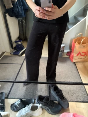 Svarta vida linnebyxor - Snygga svarta linnebyxor med rak och avslappnad passform. Byxorna har resår i midjan och är tillverkade i ett lätt och luftigt linnematerial, perfekta för en stilren och bekväm look. Passar till många olika outfits och är enkla att matcha.