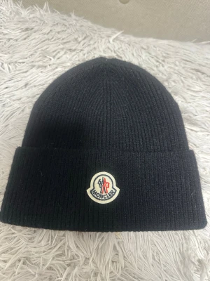 Moncler mössa - Säljer min helt nya moncler mössa!