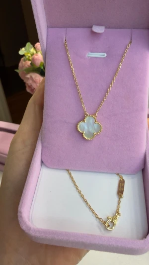 15mm klöverhalsband  - Ett elegant halsband i rostfritt stål ,Designen med fyrklöverformade detaljer ger en stilren och lyxig känsla som passar både till vardag och fest.  ✔ Tillverkat av rostfritt stål   ✔ Guldpläterat – behåller sin fina glans   ✔ Mycket hög kvalitet   ✔ Tidlös och modern design    Jag har även matchande armband ✨   Skicka DM vid intresse 💌