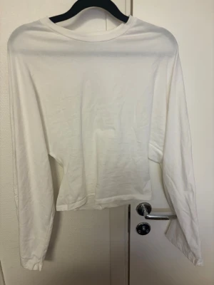 Långärmad tröja  - Långärmad tröja från lager157. Andvänd 1 gång. Har utsvängda armar