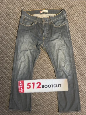 Vintage Levi’s 512 Bootcut jeans (Sällsynta) - Säljer nu dessa sjukt snygga vintage Levi’s 512 Bootcut raw denim jeans! Säljs ej längre i butik och är därav mycket eftertraktade😊 Storlek W34 L32 och passformen är helt perfekt. Perfekt slim bootcut trots att längden är mindre än midjan då de har haft justeringar gjorda proffesionellt🙌 Små lagningar på olika ställen vilket bara adderar extra charm! Skriv vid funderingar 🤝📲