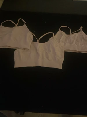 3-pack ljusrosa bodys med smala band - Säljer ett 3-pack ljusrosa bodys med smala axelband. Tillverkade i Italien av 96% polyester och 4% elastan för en mjuk och stretchig känsla. Storlek junior 158/164. Perfekta under tröjor eller som ett bekvämt basplagg.