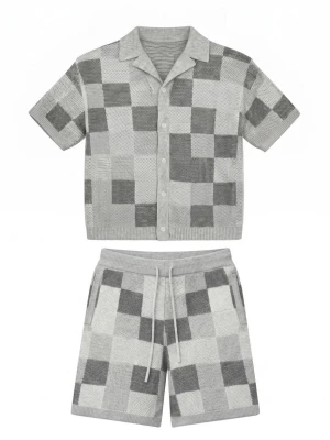 Grått rutigt set med skjorta och shorts - Säljer ett stilrent set med kortärmad skjorta och shorts i gråa nyanser. Setet har ett rutigt mönster med olika grå toner och är tillverkat i stickat material. Skjortan har knappar framtill och klassisk krage, medan shortsen har resår och dragsko i midjan. Är väldig enkel att ha på sig och är stickad vilket resulterar i mindre svettasdes 