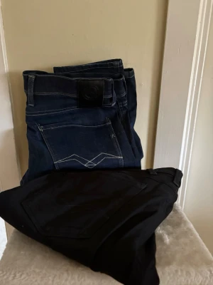2 par Replay jeans  - Säljer två par Replay jeans för ett riktigt bra pris och de är även i jätte bra skick! De kostar 499kr st men kan gå med på att sälja båda jeansen för 850 kr