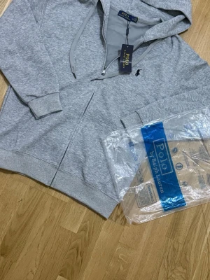 Ralph Lauren Zip up Hoodie - Storlek M - Ny & Oanvänd - En Fin, helt ny, oanvänd och känd Ralph Lauren Hoodie ✅  Den är väldigt skön och är storlek M ✨ Skickas samma dag som köp! 📦   Påsen kommer med på köpet! 🤩 