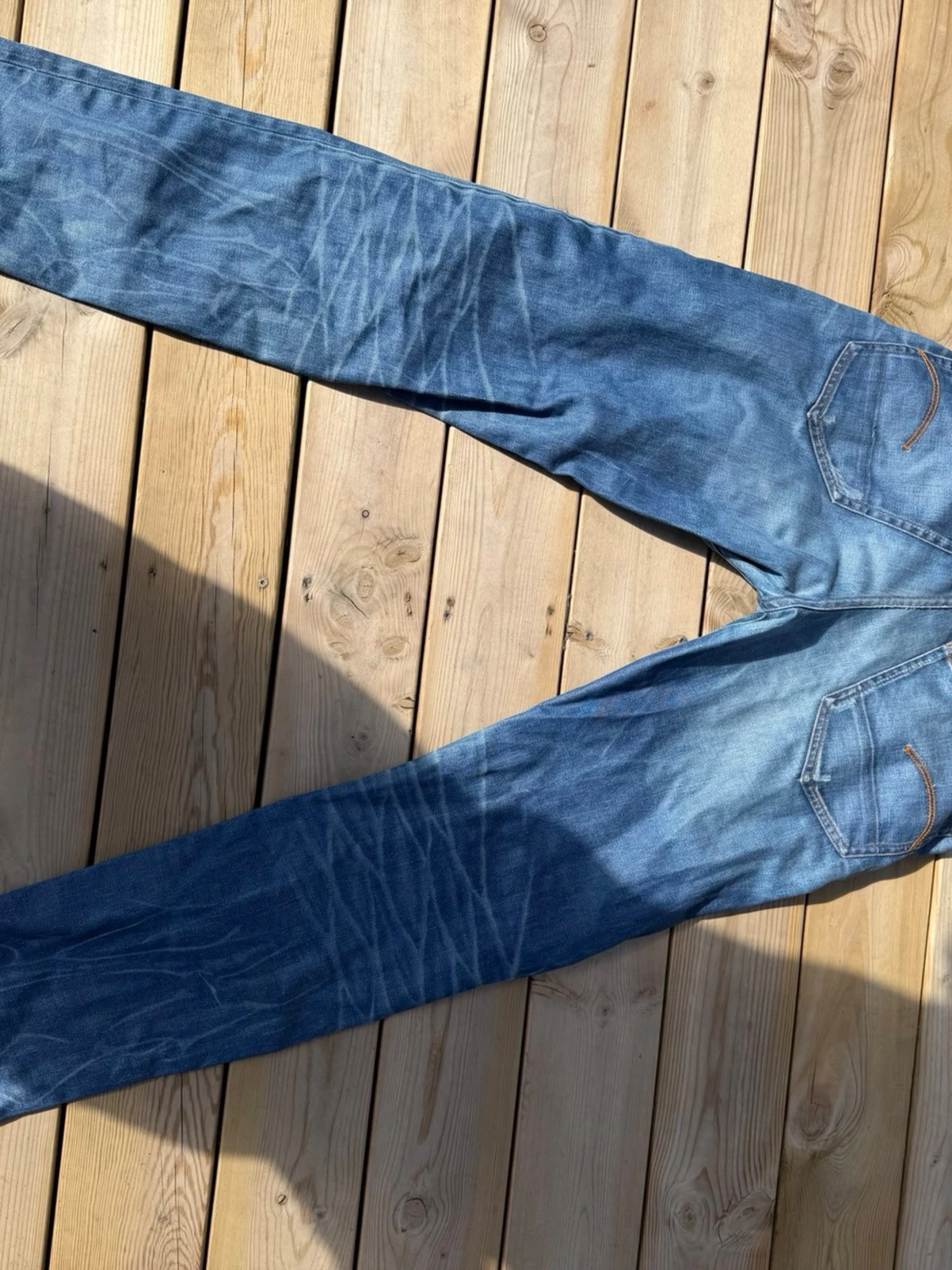 Blå raka jeans med slitningar - 1