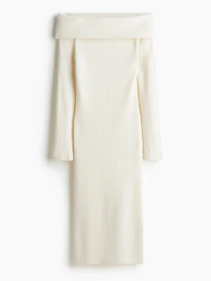 H&M Vit ribbad offshoulder långklänning - H&M Supersnygg vit ribbad långklänning med offshoulder-design och långa ärmar. Klänningen har en bred krage som vilar över axlarna och är gjord i ett mjukt stickat material som känns både trendigt och bekvämt.