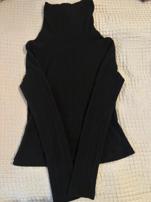 Polo tröja - Mjuk svart polotröja köpt på shein i storlek M. Aldrig kommit till någon användning. 💓