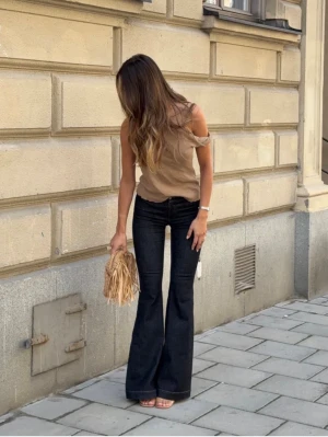 SÖÖÖKER!! Alobha jeans‼️‼️ - Söker dessa snygga jeans från alobha, helst storlek S i antingen navy eller black men storlek 34 går nog ‼️‼️