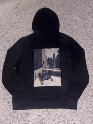 Svart limitato hoodie med tryck där bak  - | Skick: 8/10 | Färg: Svart | Vad inkluderas: Enbart hoodien | Nypris: 3200kr |