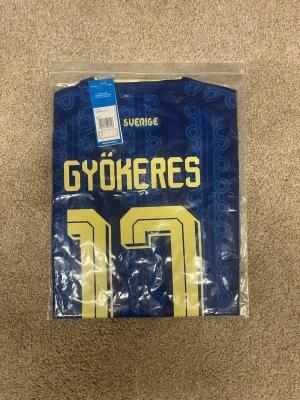 Sverigetröja Bortaställ Gyökeres - Helt oöppnad Sverigetröja med Gyökeres på ryggen, perfekt till VM i sommar!☀️🇸🇪⚽️