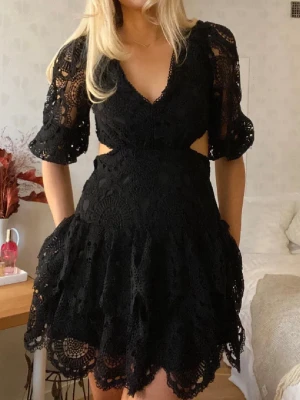 Svart klänning  - Säljer denna superfina svarta klänningen med cut out i midjan 😍den är i storlek S och i perfekt skick utan några defekter 🫶