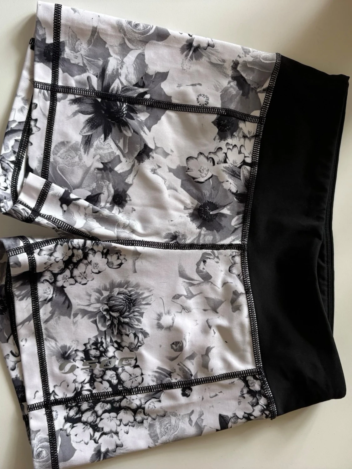 Blommiga träningsshorts