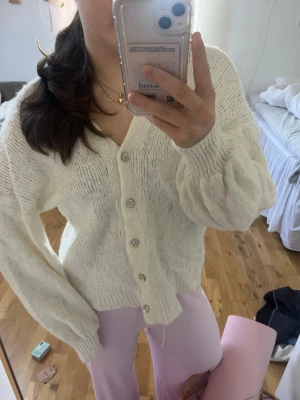 chunky kofta med söta knappar - superfin kofta med ballongärm! Det står M men den är mer som S när jag tvättade den🌸 Fint skick