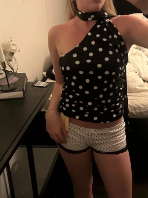 Prickig topp med scarf - Super fin prickig topp med en scarf från shein,aldrig använd då den va för stor därav lapp fof på. Suuuper fin material !! Strl s men passar även m