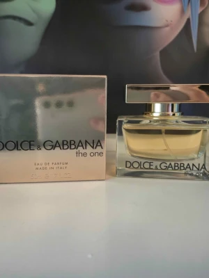 Dolce & Gabbana The One EdP 50ml - Fruktig doft av vanilj, litchi och persika. 