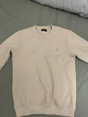 Ralph lauren tröja - en riktigt fet beige tröja från poli ralph lauren perfekt nu till sommaren! Tröjan är i gott som ny skick och är i storlek M! hör av er vid frågor och funderingar! 