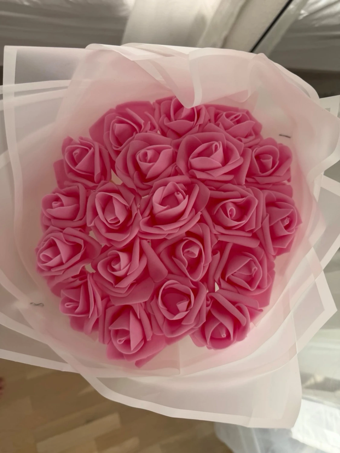 Bukett med rosa konstgjorda rosor