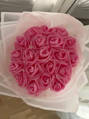 Bukett med rosa konstgjorda rosor - Säljer en bukett med konstgjorda rosor 20st 🌸.