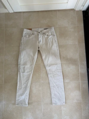 Vita jeans från dondup - Vita dondups säljes! Perfekta till det varma vädret eller om du vill glänsa på white party🤩 fint skick, nypris~2500 men såklart clutchar Avenue dig med ett mycket bättre pris!💫 hör av dig vid frågor! Med vänlig hälsning, Avenue 