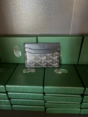 Plånbocker - (Bestäm färg eller fråga frågor i min profil,Tack😁)Säljer dessaplånbocker i bästa kvalitet helt nya,finns i olika färger.bara skriva om ni undrar eller vill ha mer information eller bilder.Skickar med en gåva vid köp🙏