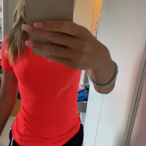 Rosa orange tränings t-shirt  - Snygg rosa orange tränings tshirt som det mycket mer orange ut i bilderna än vad den igentligen är.Storleken är 134-140 men sitter väldigt bra och inte tajt på mig som är 160 och Har strl Xs❤️