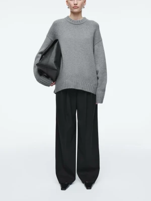 Grå cashmere-tröja från COS - Säljer en oversized grå stickad tröja från COS i 100% cashmere. Tröjan har rund halsringning, ribbade muddar och en enkel, stilren design som är perfekt för lager på lager. Passar dig som gillar minimalistisk och lyxig känsla.