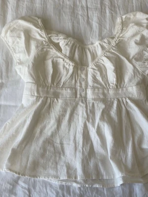 Blus vit - Vit blus med puffiga korta ärmar.🤍