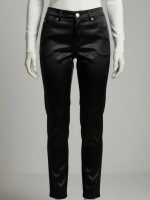 Svarta blanka satinbyxor / byxor i satin. Strlk: XS, 25 i midjan. Felfria - Svarta blanka satinbyxor / byxor i satin. Strlk: XS, 25 i midjan. Från Gina Tricot. Material: Kraftigare satintyg. Stängs med dragkedja och knapp. Har fickor. Felfria. Skyltdockan visar exempel på liknande modell och passform.