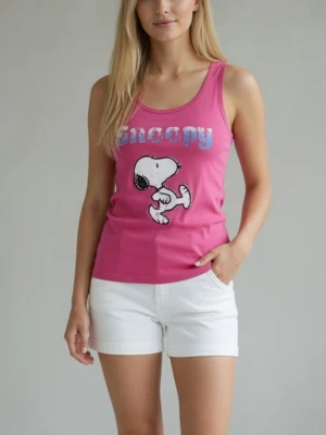 Cerise rosa ribbat linne med Snoopy / Snobben tryck. Bomull. Strlk: XS. - Cerise rosa ribbat linne med Snoopy / Snobben tryck. Mjuk ribbad Bomull. Strlk: XS. Modellen visar likadant linne.