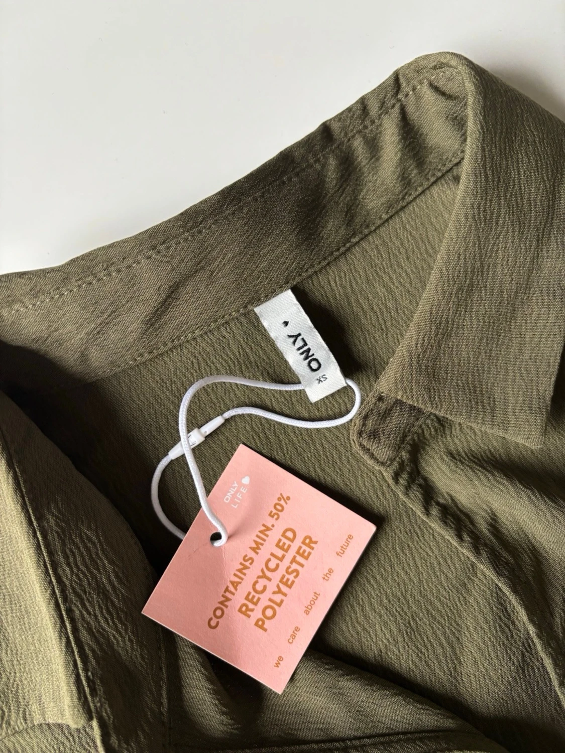 Olivgrön croppad blus med knyt - 5