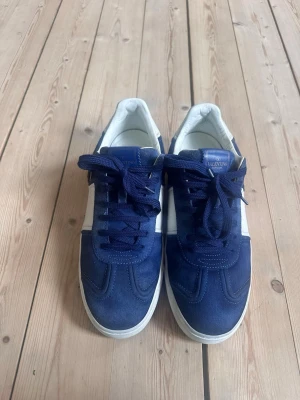 Valentino flycrew - Ett par jävligt fräscha flycrews i riktigt fint skick, endast använda ett fåtal gånger. Skorna är i storlek 43 och i färgen royal blue(navy). De är givetvis äkta. Bara att höra av sig vid frågor eller funderingar!