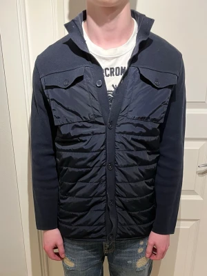 Massimo Dutti Cardiganjacka  - Säljer en fin Massimo Dutti cardigan! | Mycket fint skick utan defekter! | Storlekslappen säger L men det är inte rätt passar mer som en M, jag på bild är 178cm sätter den därför som en M. | Ställ gärna frågor innan du köper!