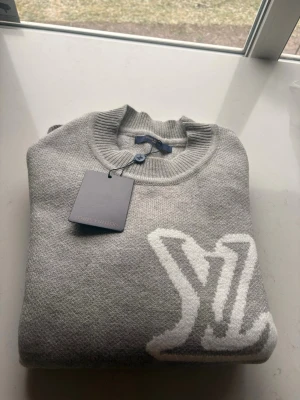 En skit fet stickad tröja från Louis Vuitton  - Den här tröjan är en skit snygg och fet tröja från Louis Vuitton med klassiska LV märket